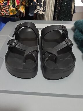Women's Black Buckle Toe-Loop Sandals